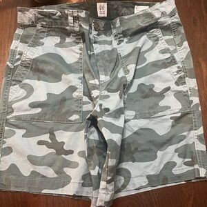 Gap women shorts size 8 green camouflage.